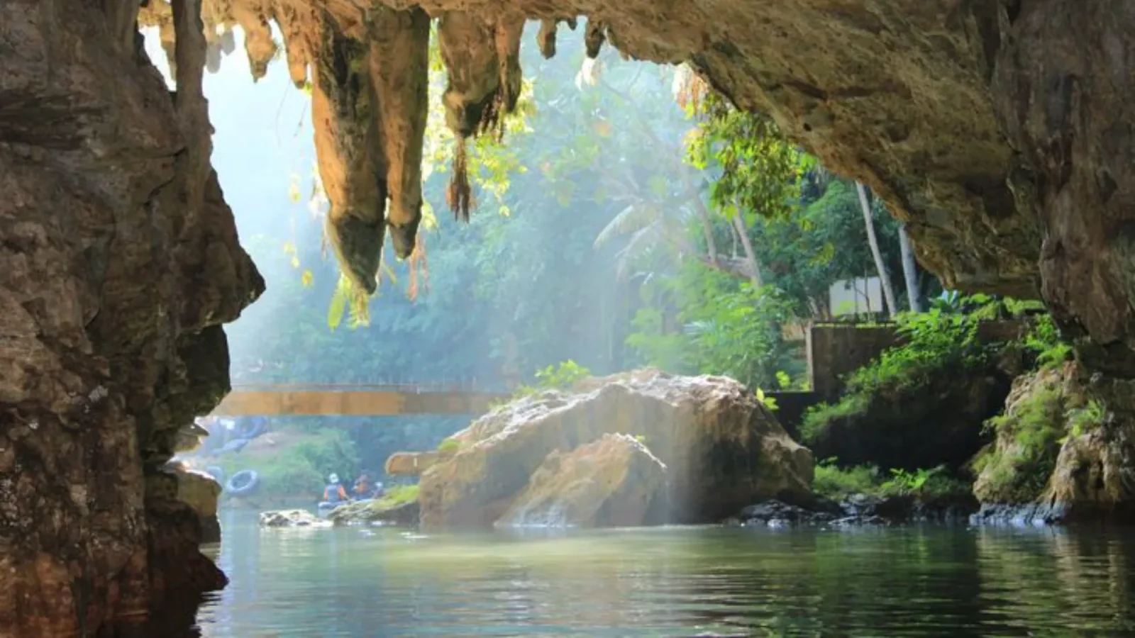 Expérience de tubing dans la grotte de Pindul et de télécabine sur la plage de Timang - Image 6