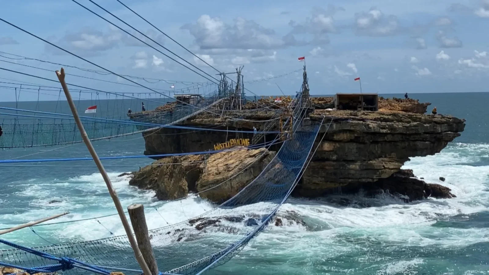 Paseo en góndola por la playa de Timang sobre los acantilados del océano de Yogyakarta