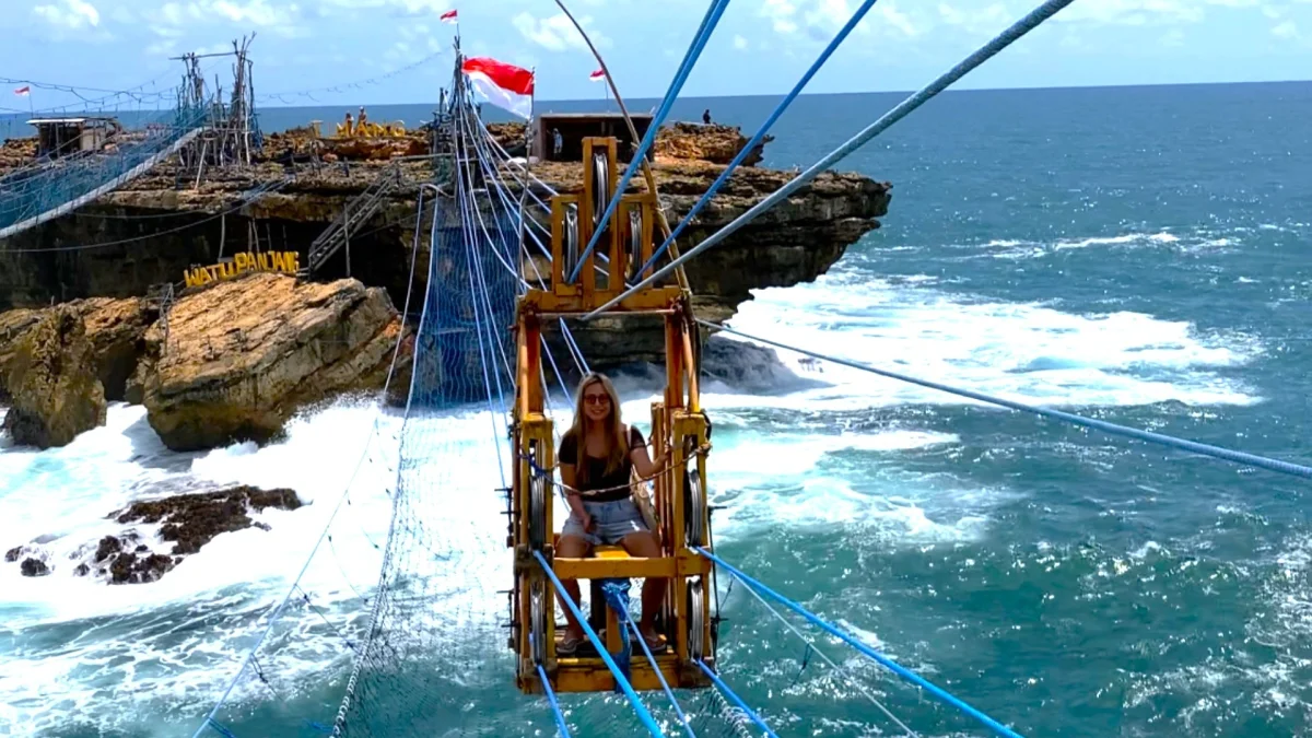 Pengalaman Pesisir Gondola Pantai Timang